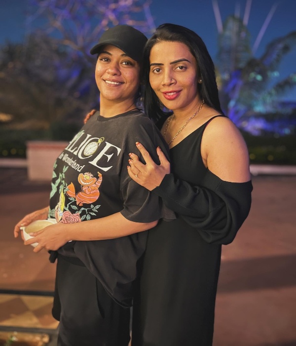 Mumait Khan shares pics with her friend photos out now