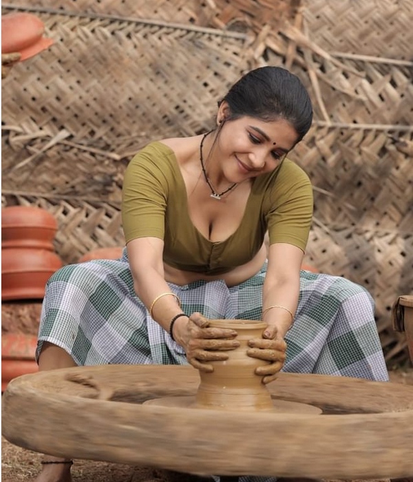 Sakshi Agarwal wears only blouse and lungi for her upcoming Malayalam movie