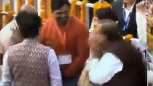 Sachin sit next to Rajinikanth and not Latha Rajinikanth at Ayodhya Temple? Sachin sit next to Rajinikanth and not Latha Rajinikanth at Ayodhya Temple?