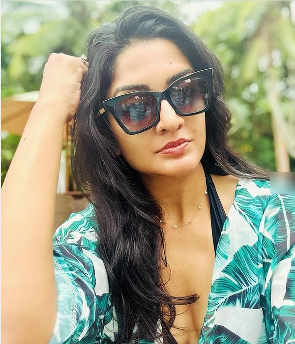 Vimala Raman shares Billa Nayanthara like Swim wear photos and stuns fans