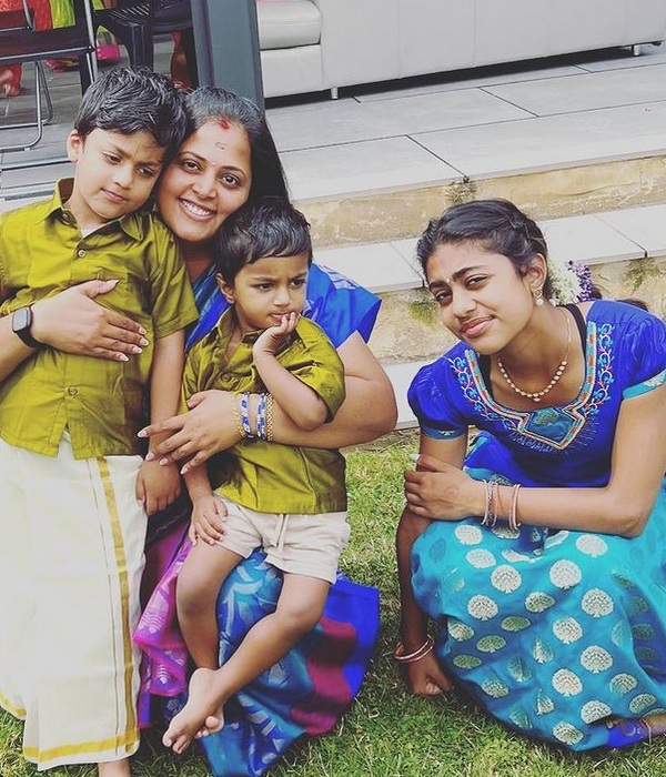 Eeram movie actress sindhu menon latest family photo trending on social media Eeram movie actress sindhu menon latest family photo trending on social media