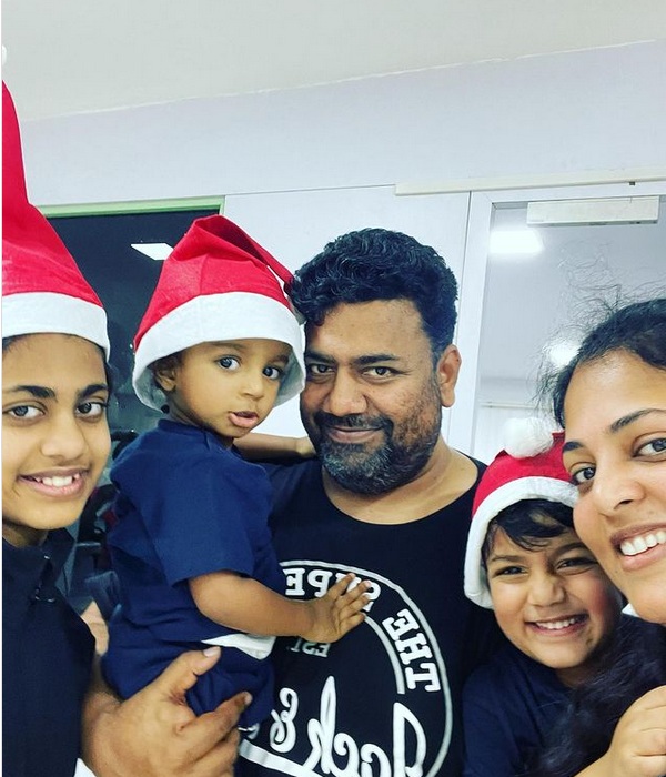 Eeram movie actress sindhu menon latest family photo trending on social media Eeram movie actress sindhu menon latest family photo trending on social media