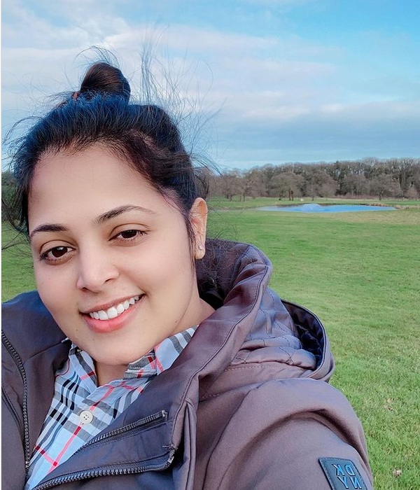 Eeram movie actress sindhu menon latest family photo trending on social media Eeram movie actress sindhu menon latest family photo trending on social media