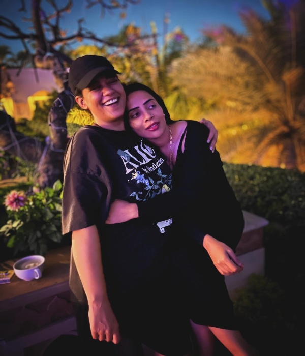 Mumait Khan shares pics with her friend photos out now