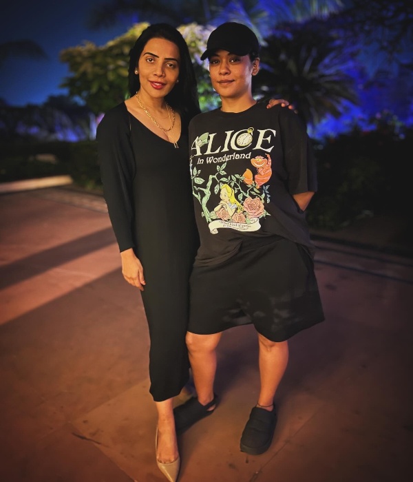 Mumait Khan shares pics with her friend photos out now