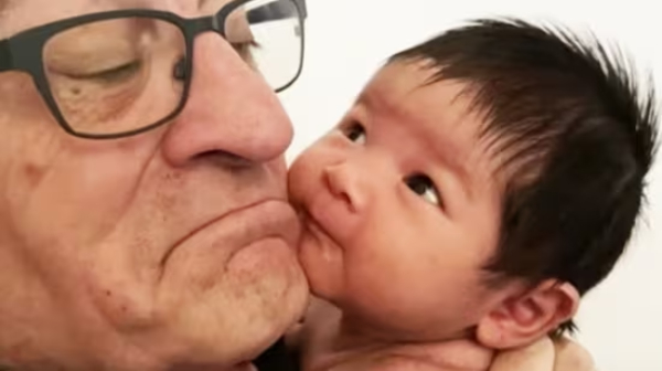 Robert De Niro shares her 7th child photo and happy to fathering at 80 years Robert De Niro shares her 7th child photo and happy to fathering at 80 years