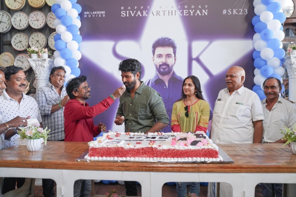 Sivakarthikeyan celebrates his birthday with SK23 movie crew and served biriyani too