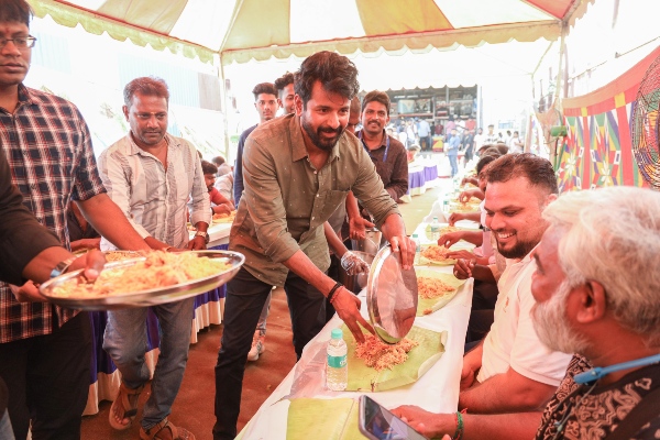 Sivakarthikeyan celebrates his birthday with SK23 movie crew and served biriyani too