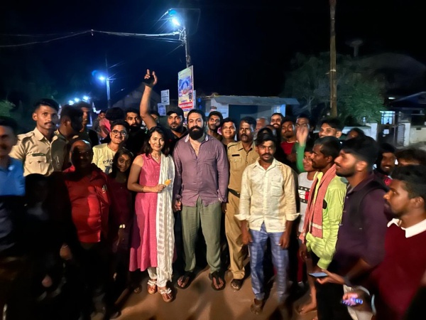 Yash buys ice candy to his wife for a local store photos trending Yash buys ice candy to his wife for a local store photos trending
