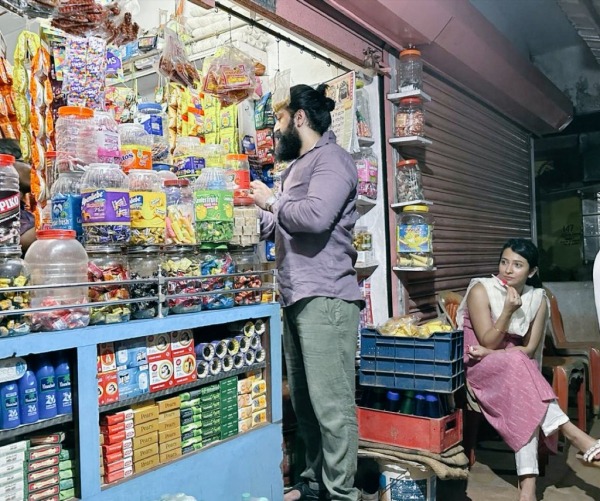Yash buys ice candy to his wife for a local store photos trending Yash buys ice candy to his wife for a local store photos trending