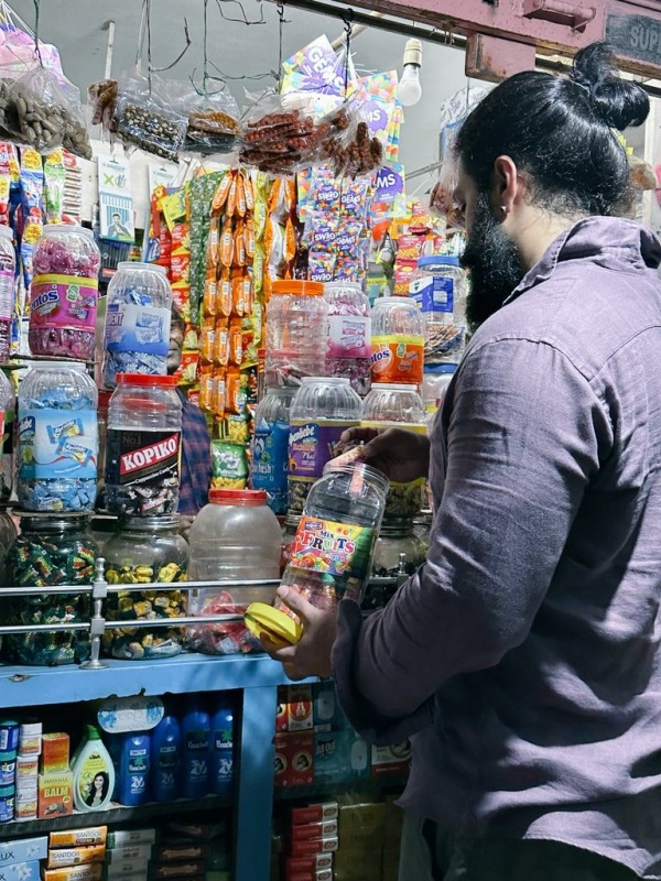 Yash buys ice candy to his wife for a local store photos trending Yash buys ice candy to his wife for a local store photos trending