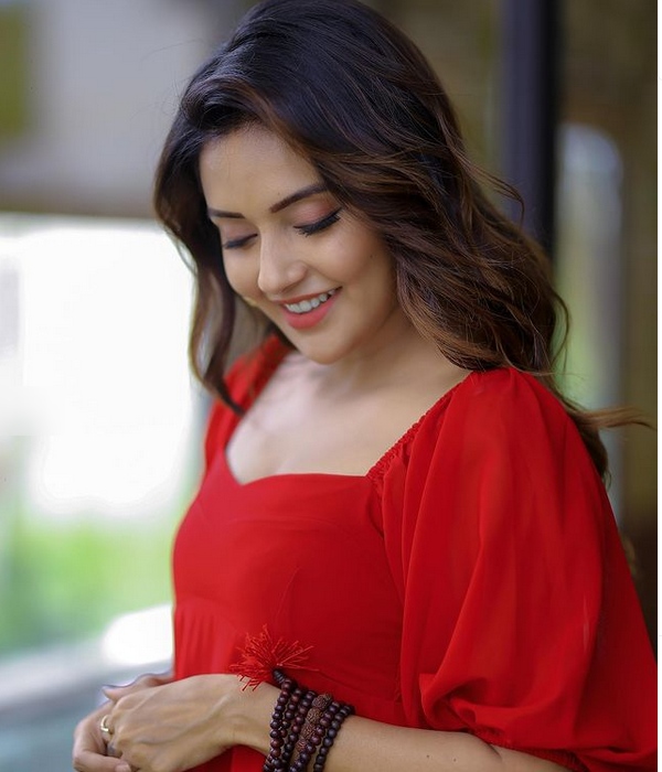Actress Mahima nambiars recent photoshoot pictures