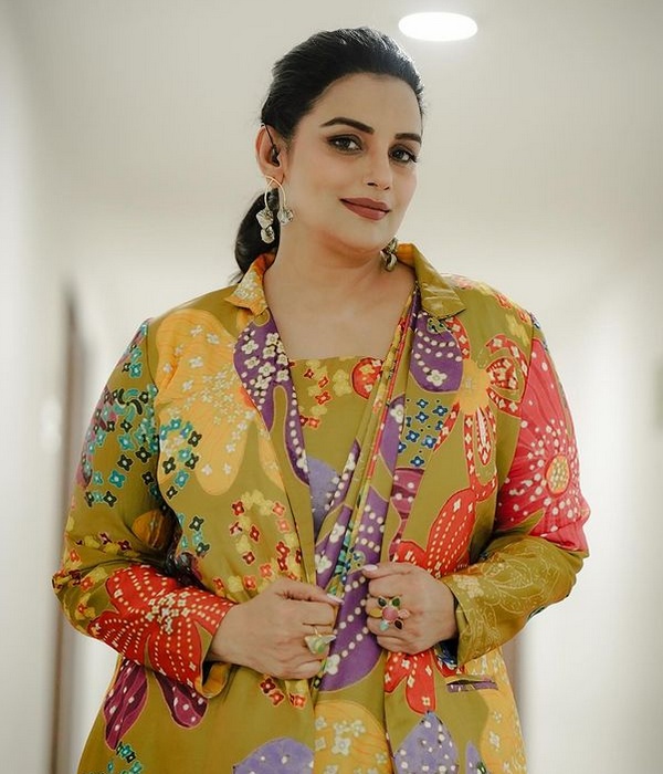 Actress Shwetha Menon has bravely said that she will act even without clothes 