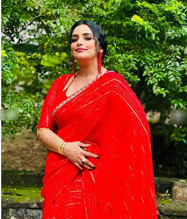 Actress Shwetha Menon has bravely said that she will act even without clothes 