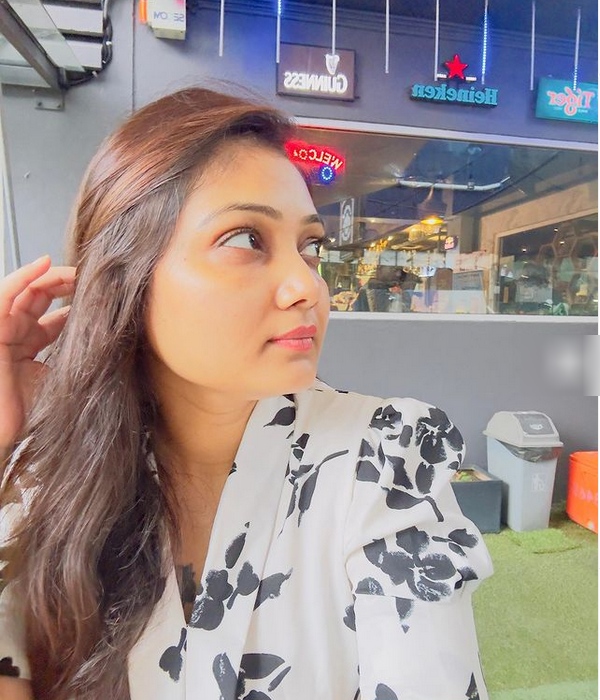 Sun tv Roja serial actress priyanka nalkari delete her marriage photos