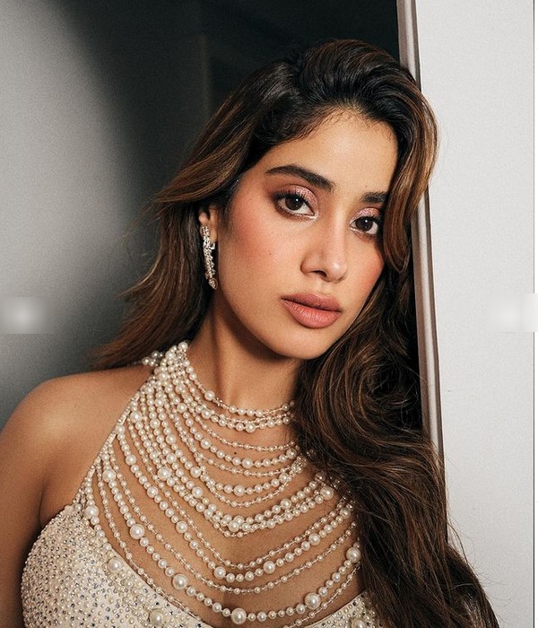 Actress Janhvi Kapoors latest photoshoot pictures trending on Instagram Actress Janhvi Kapoors latest photoshoot pictures trending on Instagram