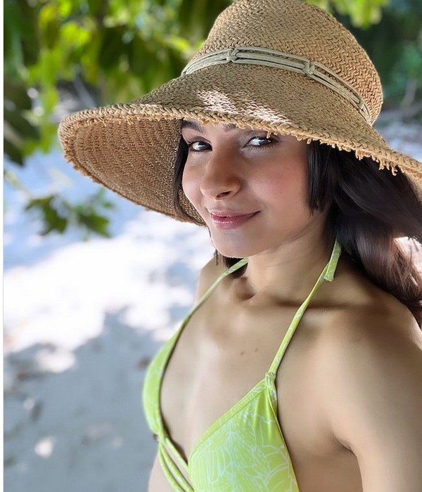 Actress Andrea released the swimming dress photo in her instagram as like Samantha Actress Andrea released the swimming dress photo in her instagram as like Samantha