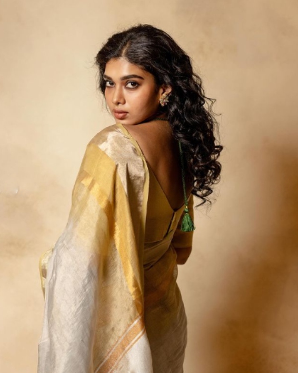vettaiyan actress dushara vijayan saree photoshoots