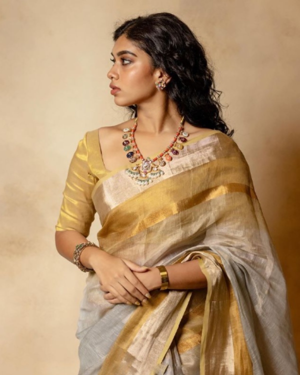 vettaiyan actress dushara vijayan saree photoshoots