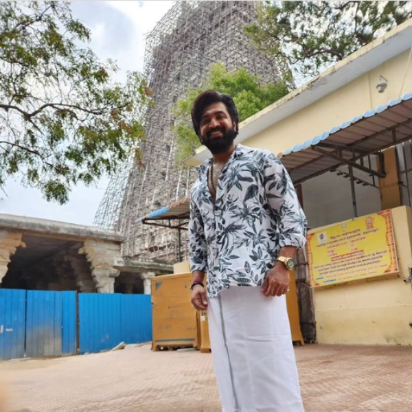 Arun Vijay visited Thiruchendur Murugan Temple after the success of Mission chapter 1 Arun Vijay visited Thiruchendur Murugan Temple after the success of Mission chapter 1