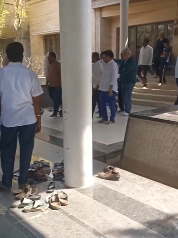 Actor ajith kumar pays his last respects to Vetri Duraisamy