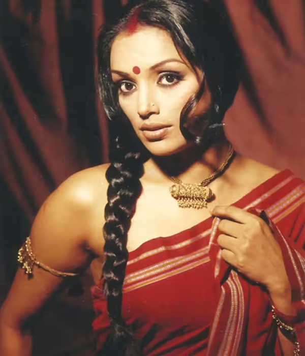 Actress Shwetha Menon has bravely said that she will act even without clothes 