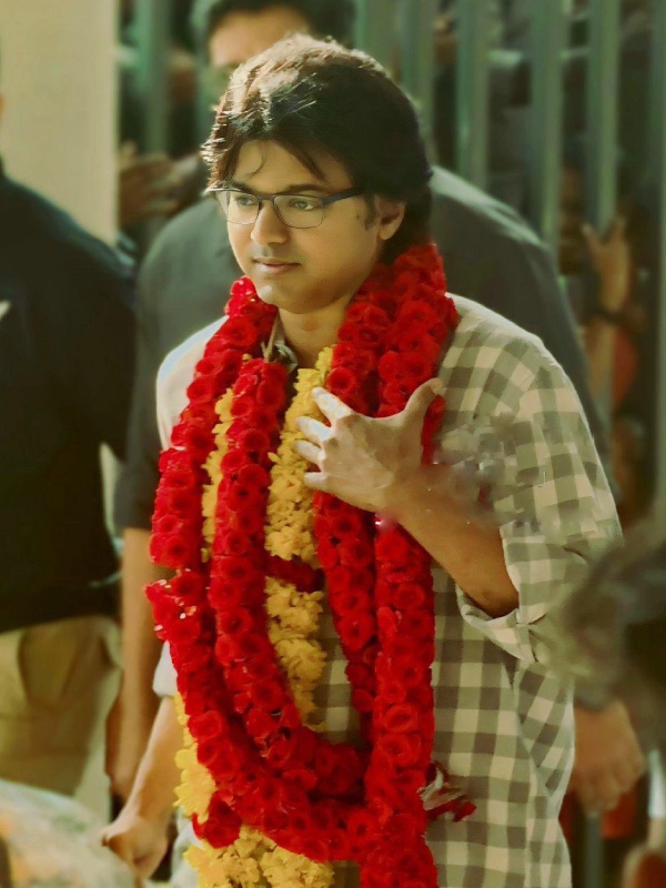 Blue Sattai Maran trolls Vijay s latest hair style and look at Kerala