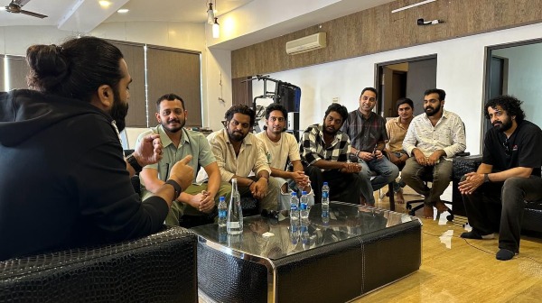 Actor Silambarasan met the Manjummel Boys team