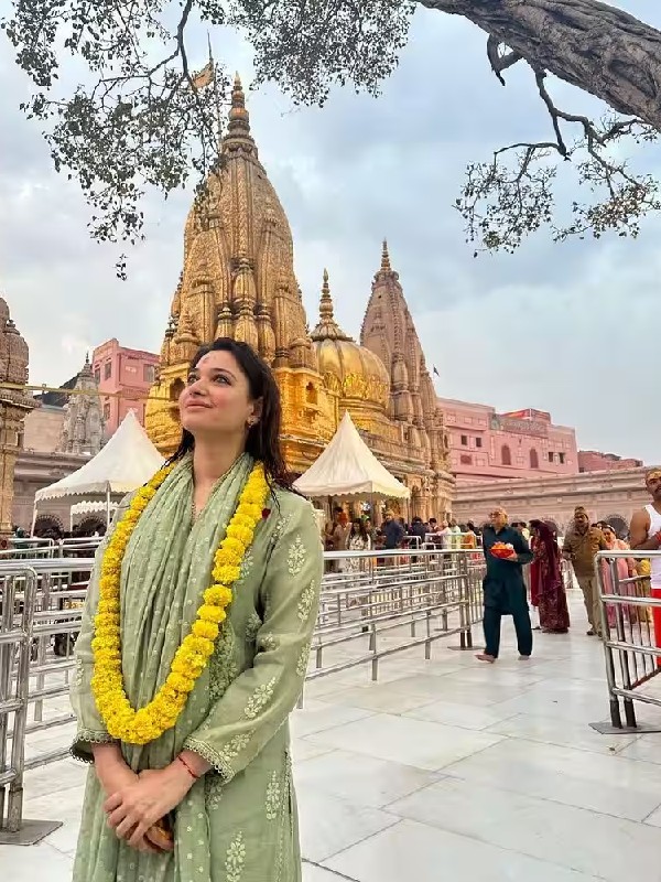 Actress Tamannaah bhatia visits kashi vishwanath temple