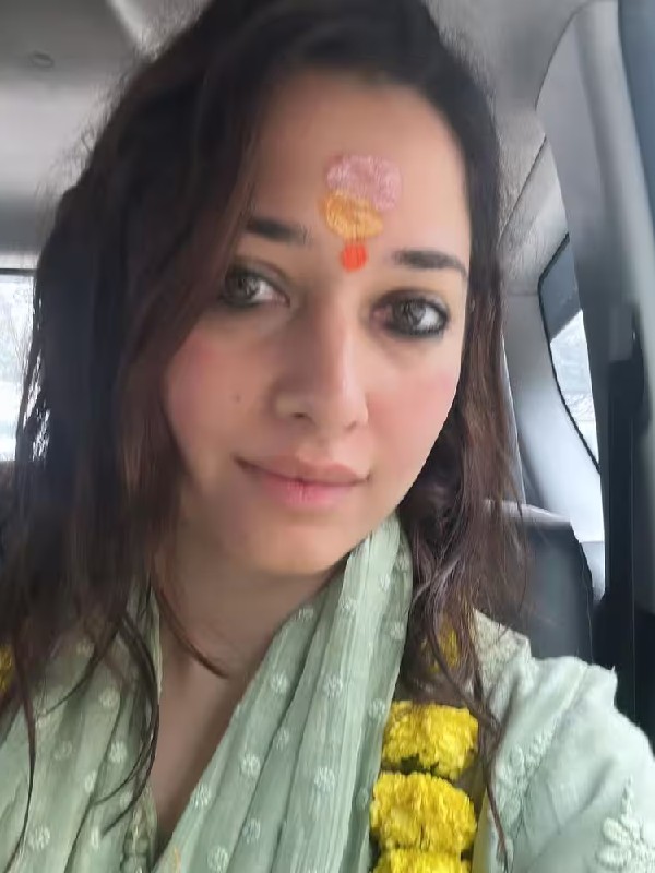 Actress Tamannaah bhatia visits kashi vishwanath temple