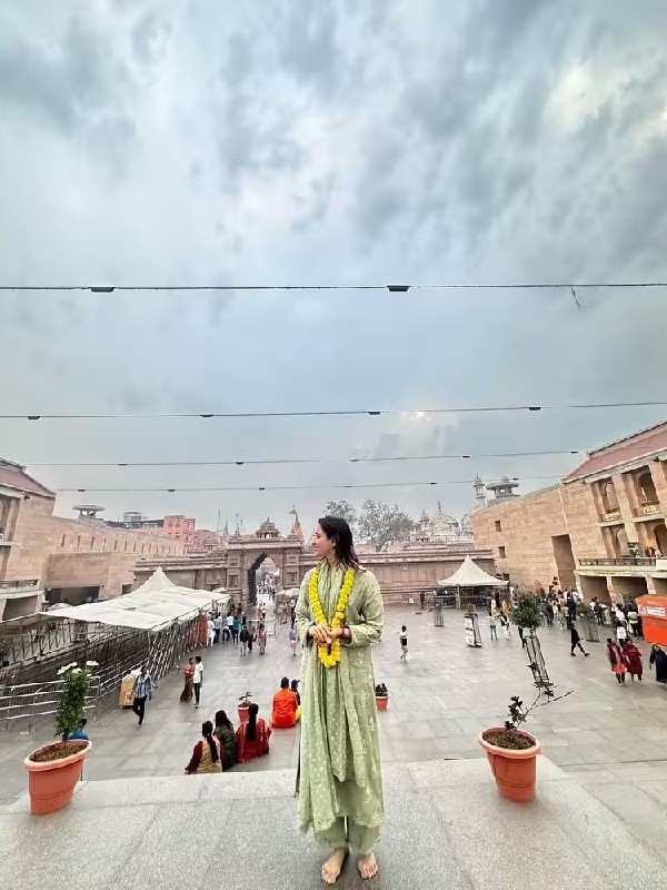 Actress Tamannaah bhatia visits kashi vishwanath temple