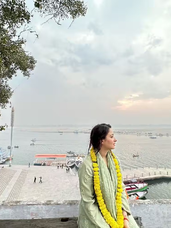 Actress Tamannaah bhatia visits kashi vishwanath temple