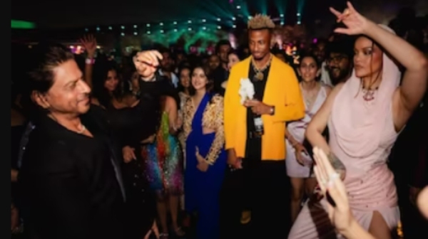 Unseen pictures of Actor Shahrukh Khan with Rihanna and family Gauri Khan Suhana khan and AbRam in the Ambani Pre Wedding Bash Unseen pictures of Actor Shahrukh Khan with Rihanna and family Gauri Khan Suhana khan and AbRam in the Ambani Pre Wedding Bash