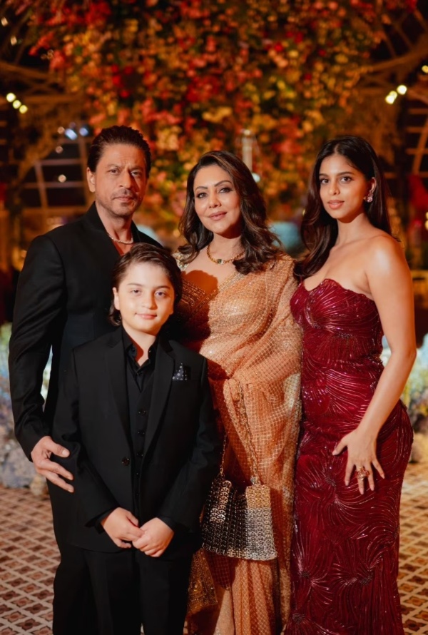 Unseen pictures of Actor Shahrukh Khan with Rihanna and family Gauri Khan Suhana khan and AbRam in the Ambani Pre Wedding Bash Unseen pictures of Actor Shahrukh Khan with Rihanna and family Gauri Khan Suhana khan and AbRam in the Ambani Pre Wedding Bash