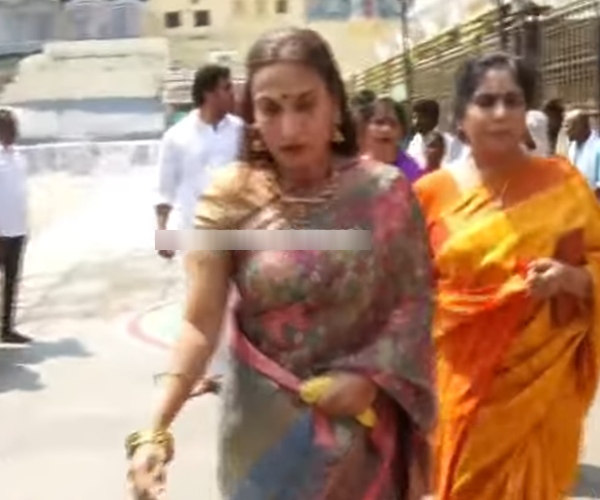 Super Rajinikanth s daughter s visit tirupati temple