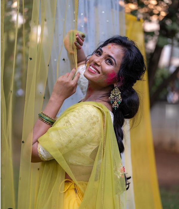 Ramya Pandian shares Holi celebration colorful photos