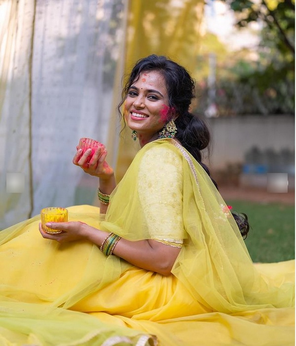 Ramya Pandian shares Holi celebration colorful photos