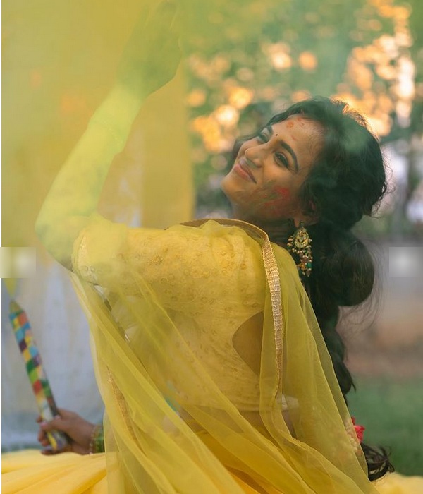 Ramya Pandian shares Holi celebration colorful photos