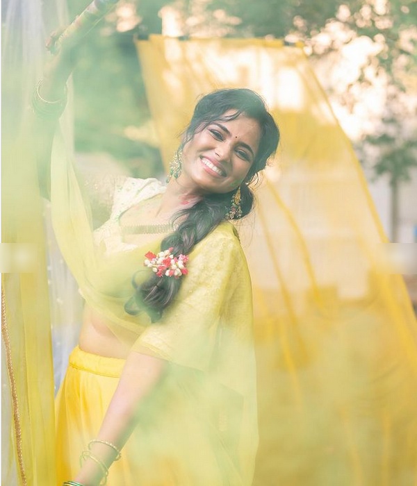 Ramya Pandian shares Holi celebration colorful photos