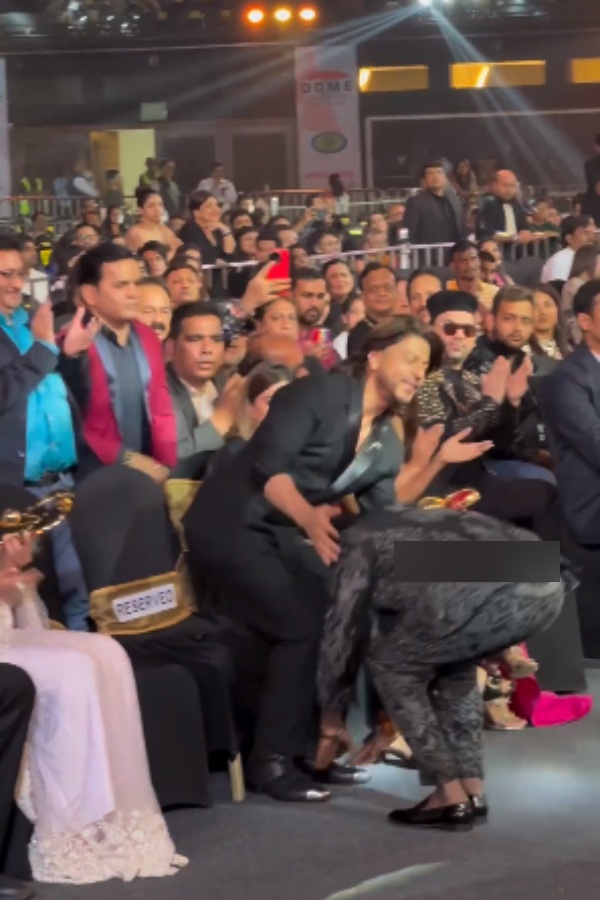 Director atlee suddenly touches shah rukh khan feet after winning award for jawan