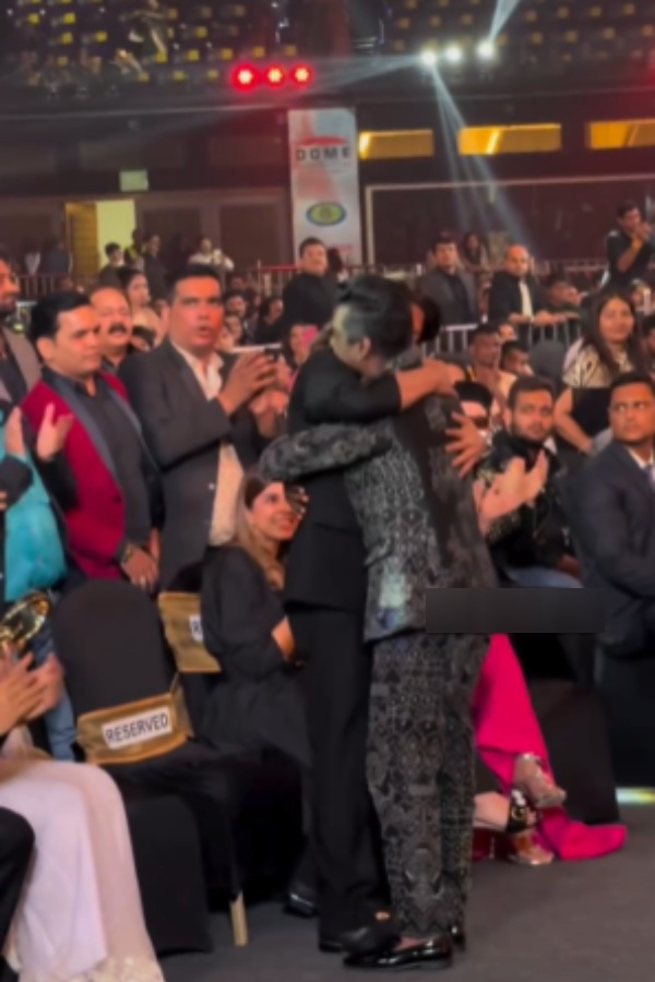 Director atlee suddenly touches shah rukh khan feet after winning award for jawan