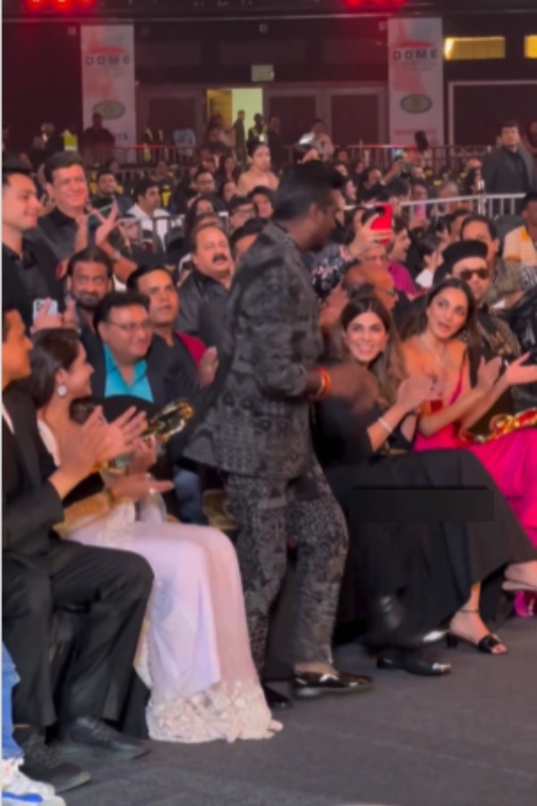 Director atlee suddenly touches shah rukh khan feet after winning award for jawan