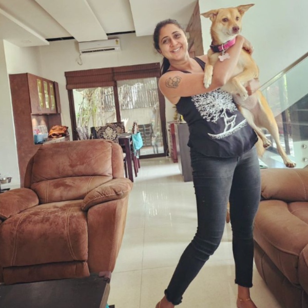 Ethirneechal actress Kaniha pet dog maggy licked her eyes video goes trending