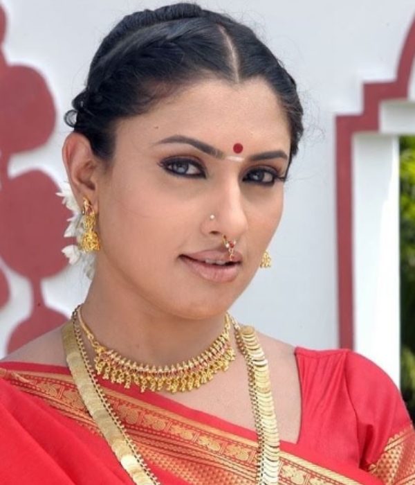 unnai thedi movie heroine malavika Workout video trending on social media