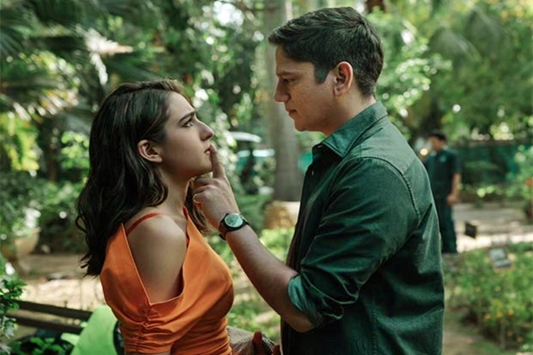 Vijay Varma done lip lock and bed room scenes with Sara Ali Khan in Murder Mubarak OTT movie