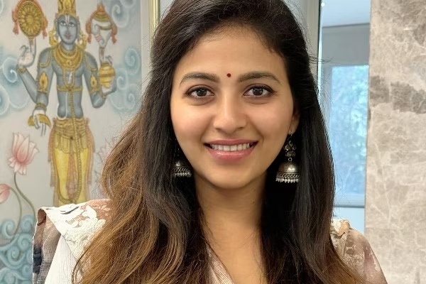 Anjali in With out Make Up Photo goes trending on Social Media