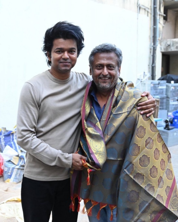 Vijay and Dharani creates 20 years challenge after Ghilli re release box office success