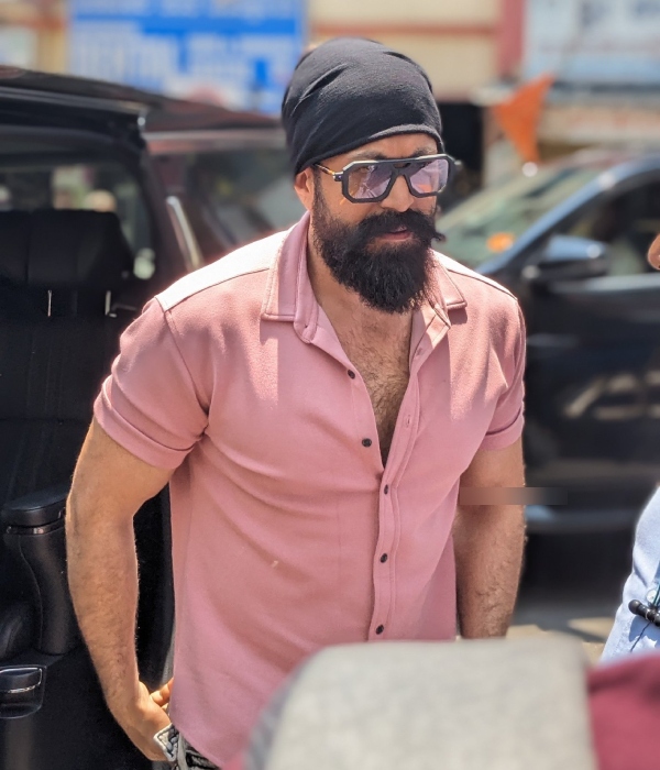 KGF Hero Yash cast vote with his wife and gives a super BaBa pose