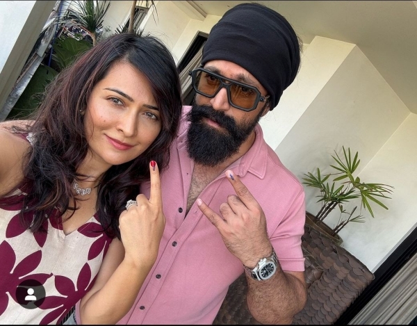 KGF Hero Yash cast vote with his wife and gives a super BaBa pose