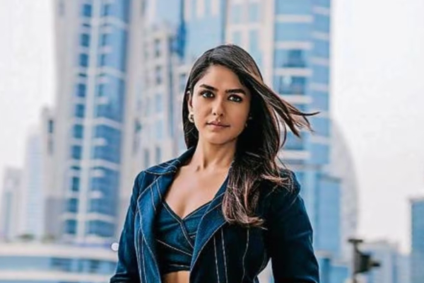 Mrunal Thakur avoided to give back pose to paparazzi